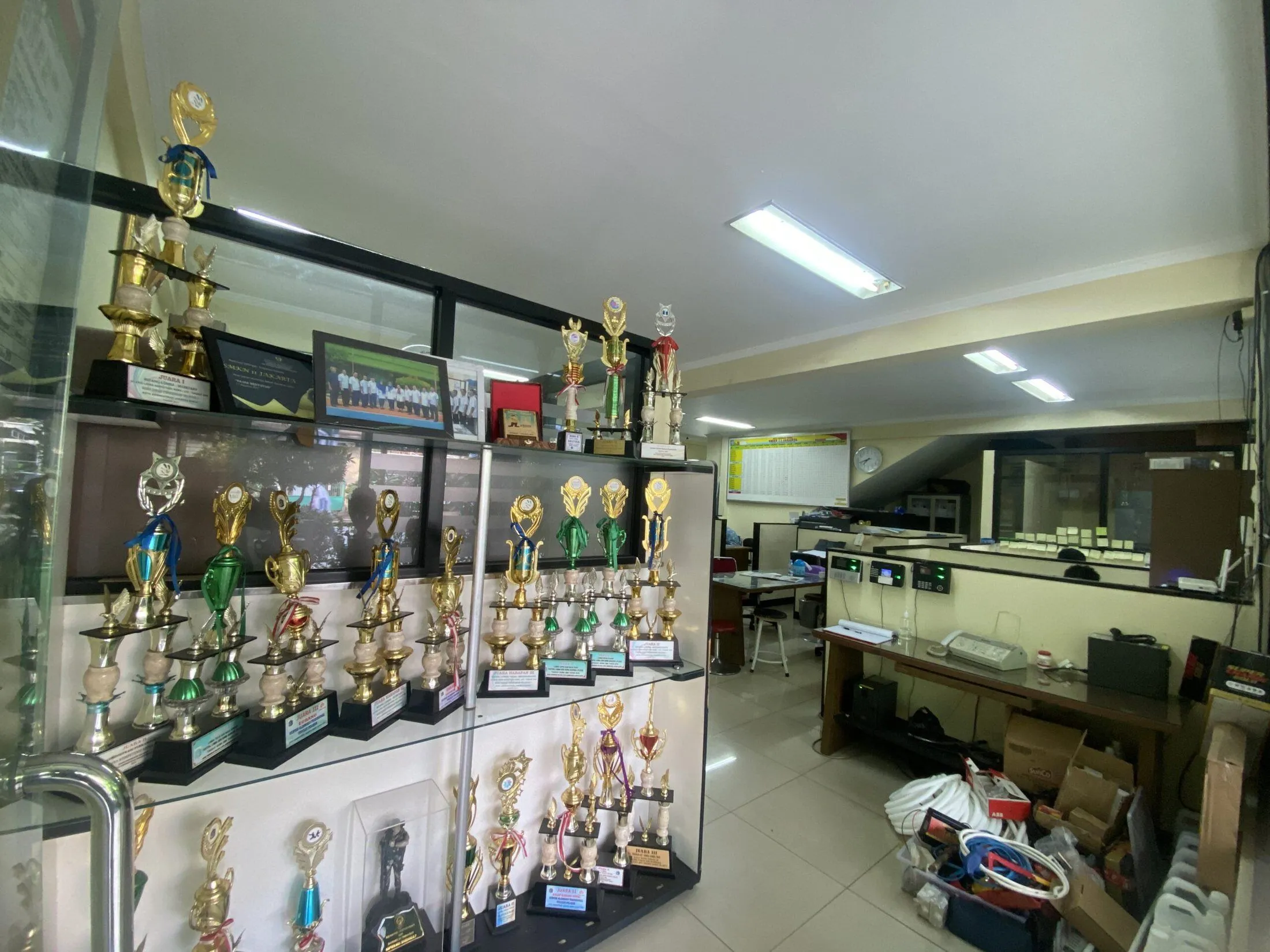Lemari berisi piala di ruang tata usaha SMKN 11 Jakarta.